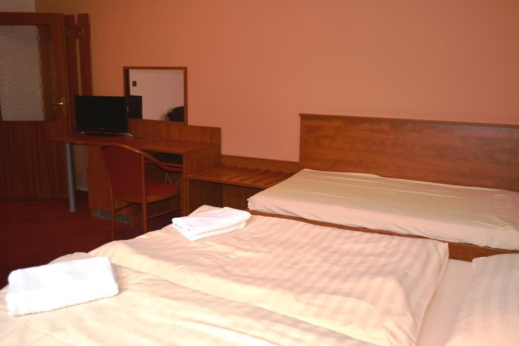 Hotel Koruna Карлштейн Екстер'єр фото