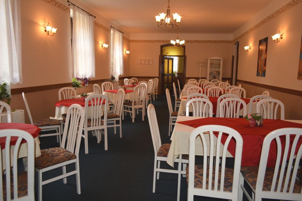 Hotel Koruna Карлштейн Екстер'єр фото