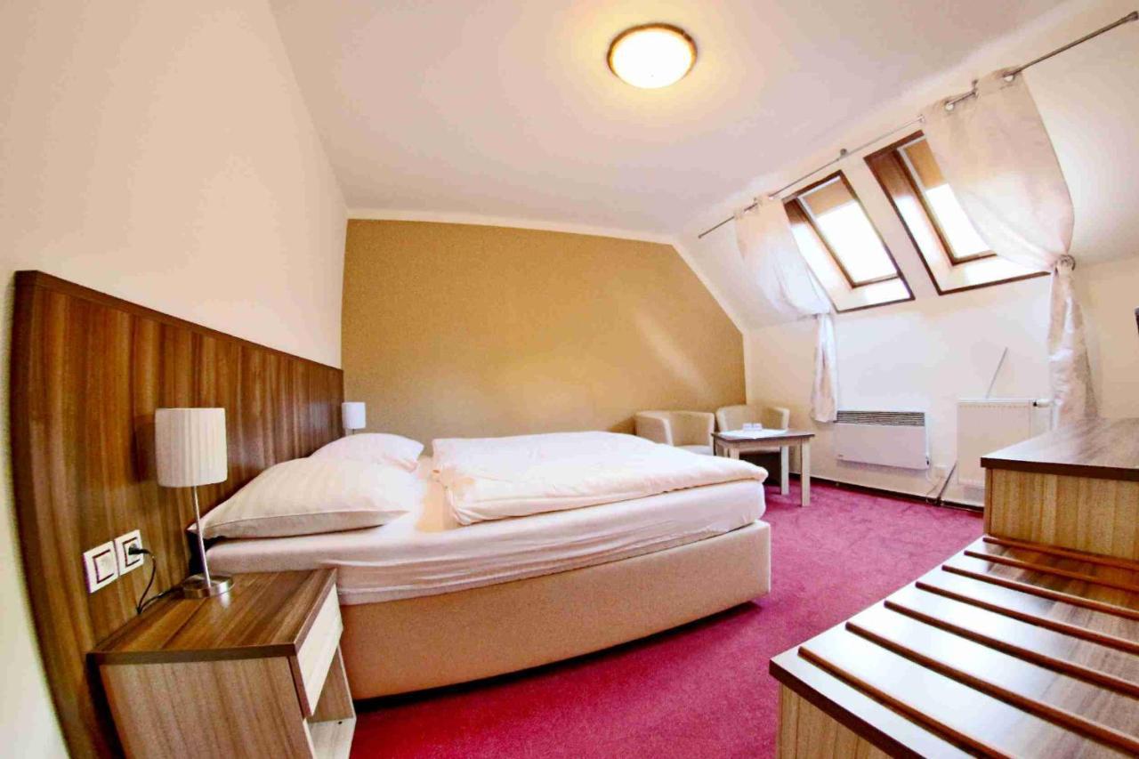 Hotel Koruna Карлштейн Екстер'єр фото