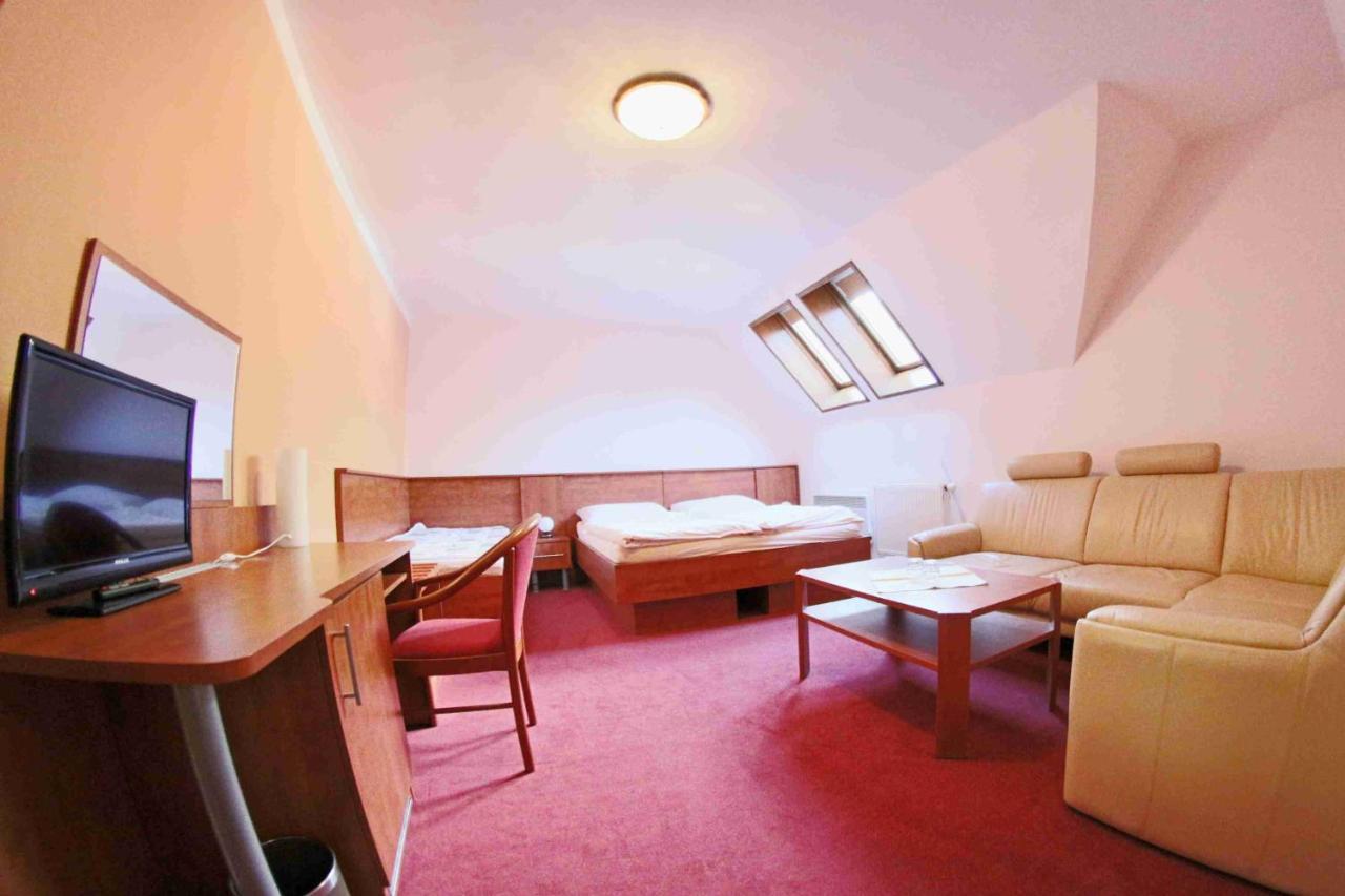 Hotel Koruna Карлштейн Екстер'єр фото