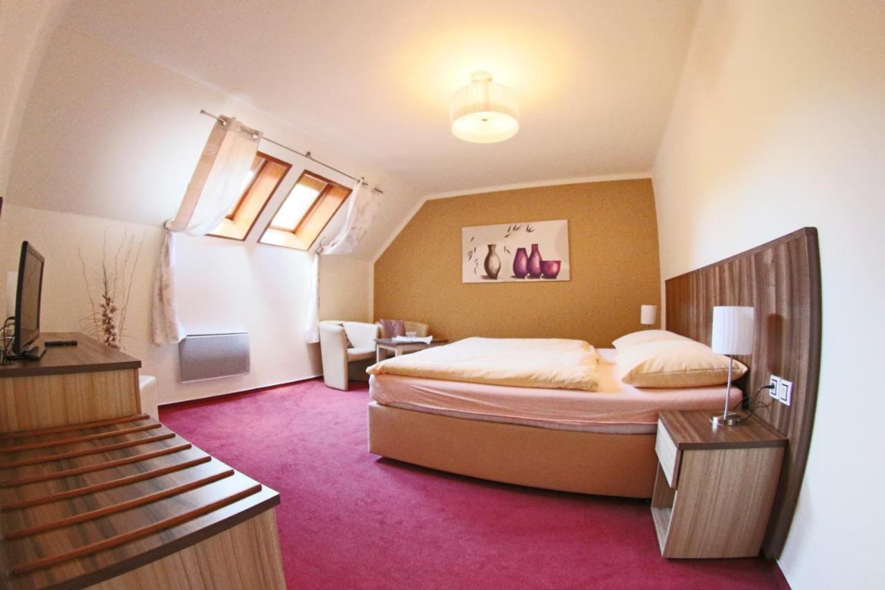 Hotel Koruna Карлштейн Екстер'єр фото