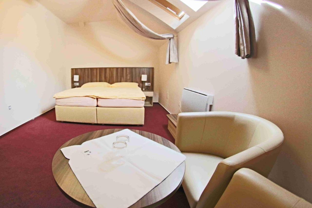 Hotel Koruna Карлштейн Екстер'єр фото