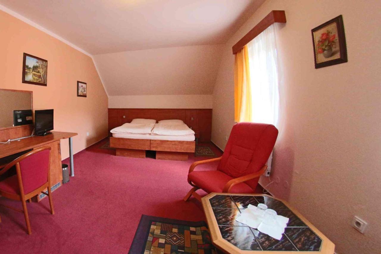Hotel Koruna Карлштейн Екстер'єр фото