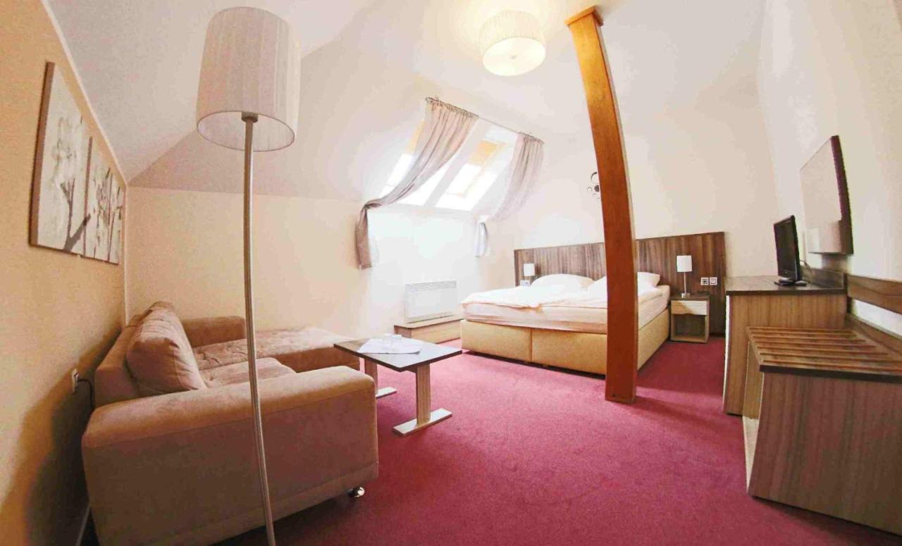 Hotel Koruna Карлштейн Екстер'єр фото