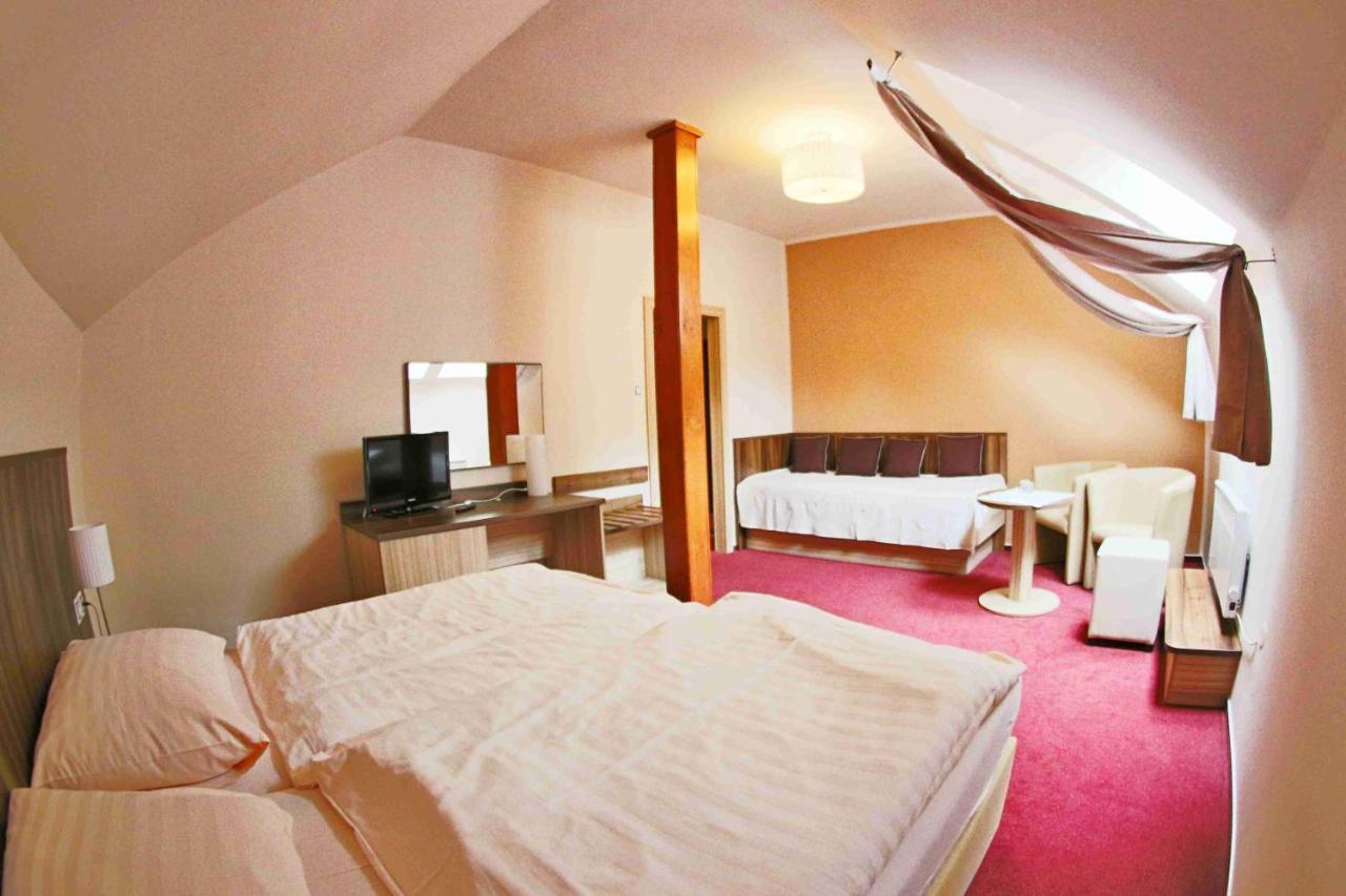 Hotel Koruna Карлштейн Екстер'єр фото